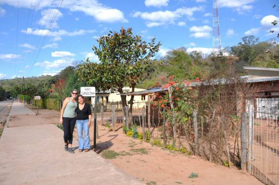 Comprando combustível num pequeno pueblo na Bolívia com a Eloísa